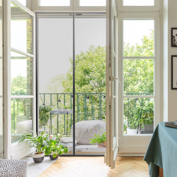 Wohnzimmer mit Balkon und Fliegengitter in der Tür